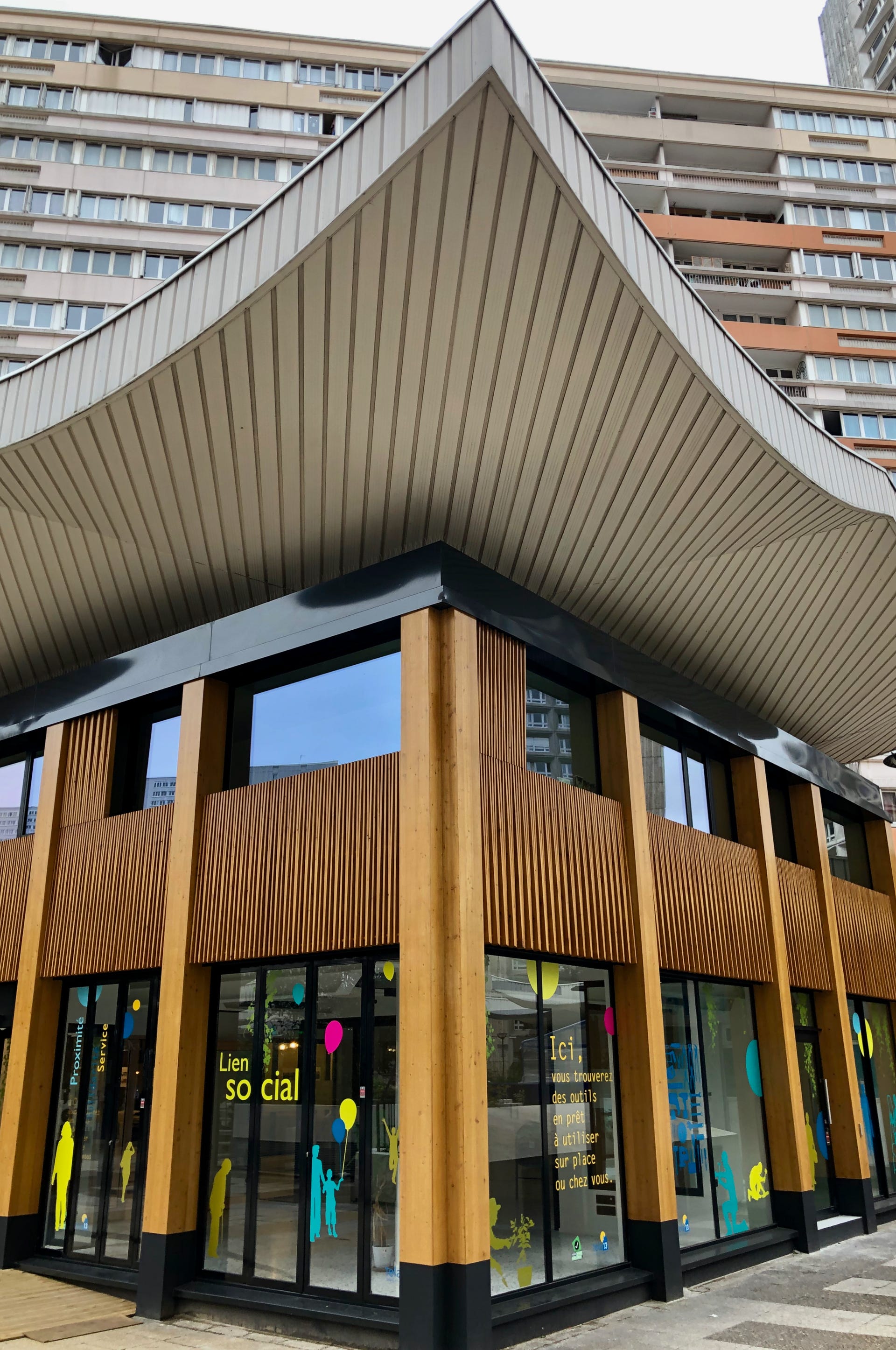 Signalétique extérieure de la régie de quartier TELA 13, au coeur du qaurtier des Olympiades.